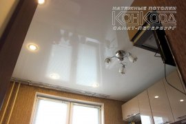 Белый глянцевый потолок на кухне