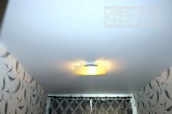 Сатиновый натяжной потолок белый в комнате 15м2